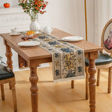 Chemin de Table Beige Motif Éléphant Original sur une table avec des assiettes, une tasse, des fleurs et une planche en bois