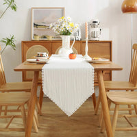 Chemin de Table Blanc Élégant avec Effet Dentelle, sur une table en bois, dans une salle à manger.
