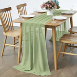 Chemin de Table Vert Pratique et Élégant sur une table en bois avec des assiettes, des verres, des couverts et des fleurs