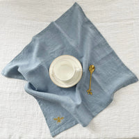 Lot de 4 Serviettes de Table Modernes en Lin sur fond gris avec une tasse