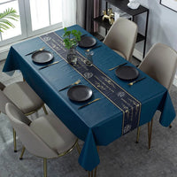 Nappe de table rectangulaire avec imprimé moderne sur une table avec des chaises