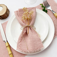 Lot de 30 Serviettes de Table Roses et Effilochées dans une assiette