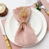 Lot de 30 Serviettes de Table Roses et Effilochées dans une assiette