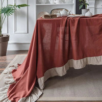 Nappe rouge brique à volants, exemple de teinte chaleureuse