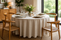 salon lumineux avec table ronde et nappe tombante 