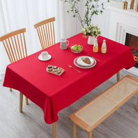 Nappe de table rouge et rectangulaire dressée pour un repas