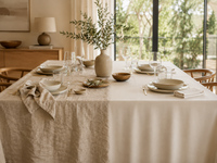 comparatif entre nappe en lin et nappe en coton sur une table élégante