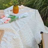 Nappe Blanche à Petites Fleurs Brodées – Charme Champêtre et Déco Naturelle