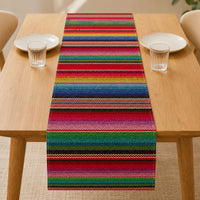 chemin de table multicolore disposé sur une table basse en bois