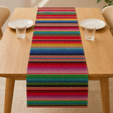 chemin de table multicolore disposé sur une table basse en bois