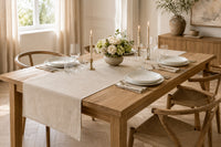 table élégante en bois avec chemin de table en lin