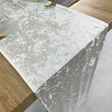 Chemin de Table Argenté Élégant et Décoratif sur une table