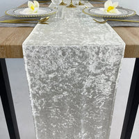 Chemin de Table Argenté Élégant et Décoratif
