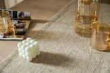 Chemin de Table Beige Élégant sur une table en bois.