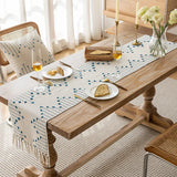 Chemin de Table Beige Moderne et Chic sur une table en bois avec des assiettes, des couverts, des verres, des bougies et des fleurs