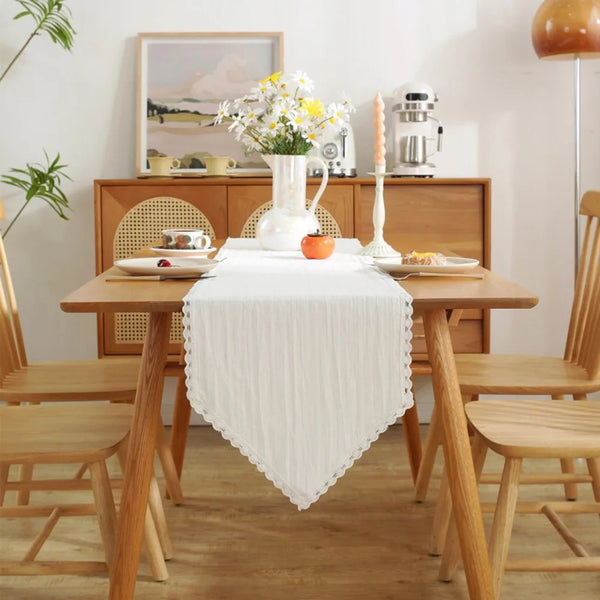 Chemin de Table Blanc Élégant avec Effet Dentelle, sur une table en bois, dans une salle à manger.