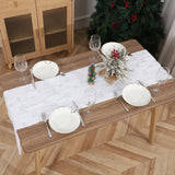 Chemin de Table Blanc pour Noël avec Motif Flocon, sur une table en bois, avec décoration de Noël à côté d'un sapîn.