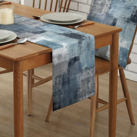 Chemin de Table Bleu Abstrait Style Nordique sur une table en bois avec des assiettes, des couverts et une bougie