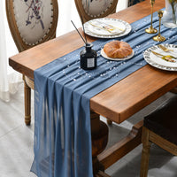 Chemin de Table Bleu Raffiné et Élégant sur une table en bois avec des assiettes, des couverts et un diffuseur de parfum