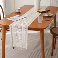 Chemin de Table Crochet Blanc Chic et Élégant sur une table en bois