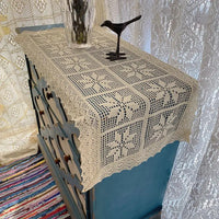 Chemin de Table Crochet Chic et Sophistiqué en Coton sur une commode