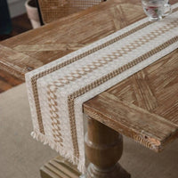 Chemin de Table Crochet Élégant et Durable sur une table en bois vintage