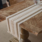 Chemin de Table Crochet Élégant et Durable sur une table en bois vintage