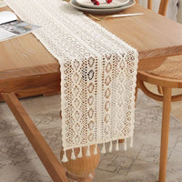 Chemin de Table Crochet Élégant et Raffiné en Dentelle Fine sur une table en bois