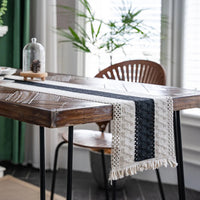 Chemin de Table Crochet au Style Moderne et Élégant sur une table en bois