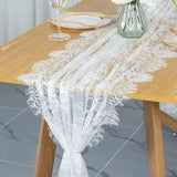 Chemin de Table Dentelle Doux et Durable sur une table en bois avec une assiette, des couverts, un verre et un pot de fleur