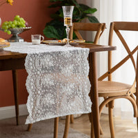 Chemin de Table Dentelle à Motif Floral sur une table en bois avec un verre, des assiettes et une tasse