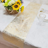 chemin de table doré sur une nappe blanche 