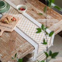 Chemin Table en Lin Style Vintage sur une table avec une planche en bois, des bols et des aliments