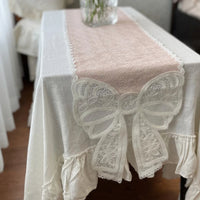 Chemin de Table Rose et Brodé en Dentelle sur une table blanche