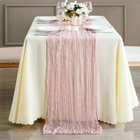 Chemin de Table Rose et Rustique en Voile sur une table