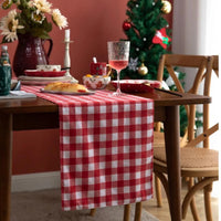 Chemin de Table Rouge à Carreaux en Coton sur une table