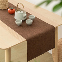 Chemin de Table en Tissu Discret et Classe sur une table en bois avec des tasses et une théière