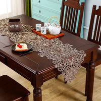 Chemin de Table en Tissu Luxueux et Décoratif sur une table avec une assiette, des couverts et des tasses