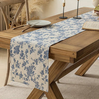 Chemin de Table en Tissu Motif Floral Style Rétro sur une table en bois avec une assiette, des couverts, des bougies et un livre