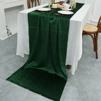 Chemin de Table Vert Distingué et Polyvalent sur une table avec des assiettes, des couverts, des verres et de la décoration