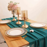 Chemin de Table Vert Luxueux et Classe sur une table en bois avec des assiettes, des couverts, des bougies et des fleurs