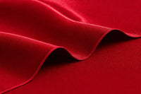 détail de la couture de la serviette rouge satin 