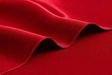 détail de la couture de la serviette rouge satin 