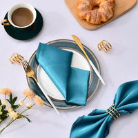 Lot de 12 Serviettes de Table Bleues et Satinées dans une assiette luxeueuse