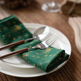 serviette verte pliée avec couverts
