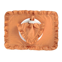 Lot de 4 Serviettes de Table Oranges à Volants sur fond blanc