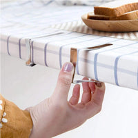 pince de nappe sur une nappe à rayures 
