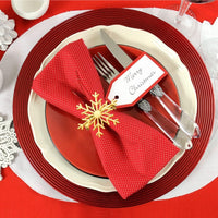 serviette rouge et rond de serviette doré