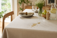Table de salle à manger avec nappe anti tache imperméable beige protégeant contre les éclaboussures 