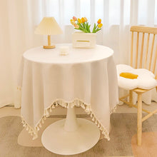 Nappe beige élégante et raffinée sur une table ronde